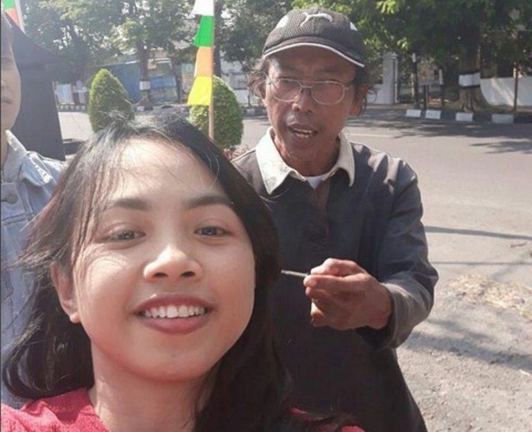 Aya aya wae Bukannya takut dimarahi ojek pangkalan driver ojol cantik ini malah ajak selfie 4