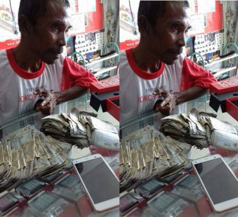 Ayah ini rela jalan jauh ke toko handphone agar anaknya tidak lagi mogok sekolah penjaga terharu lihat benda yang dibawanya 1