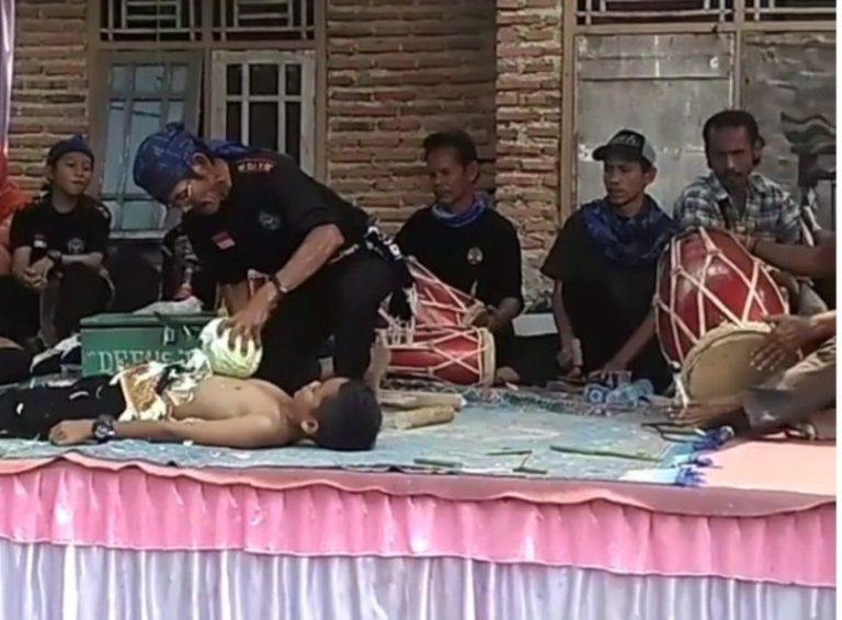 Bikin tegang pria berkumis ini dengan santai cacah kol diatas perut anak kecil sampai menggesekan pisau di lehernya