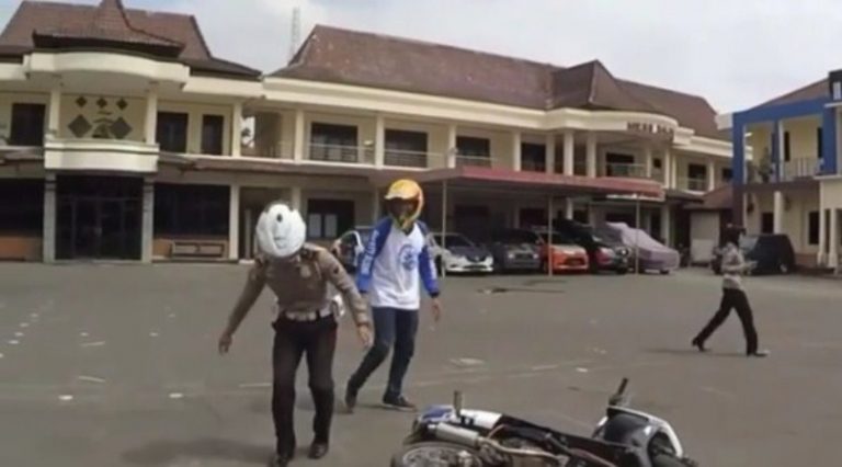 Bukan akibat minuman keras ternyata ini yang membuat seorang anggota polisi terjatuh dan jalan sempoyongan 2