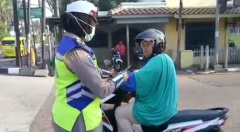 Ditegur polwan karena berhenti melebihi garis marka jawaban emak emak ini bikin ngelus dada