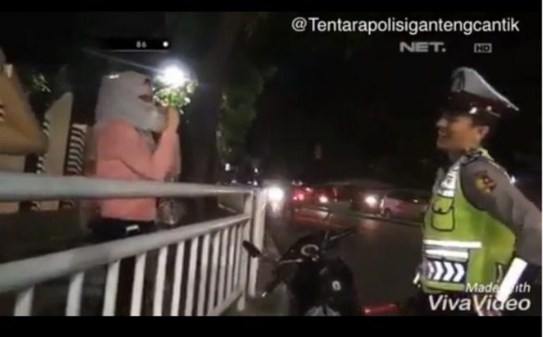 Ditilang karena tidak mematuhi peraturan saat berkendara tiga wanita ini malah salting lihat paras tampan polisinya 3