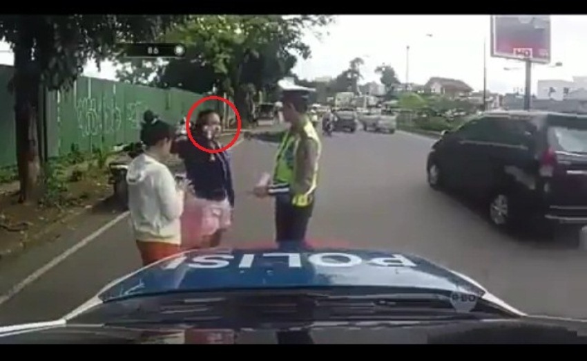 Ditilang karena tidak membawa surat kelengkapan berkendara, apa yang diungkapkan wanita ini bikin pipi polisi memerah