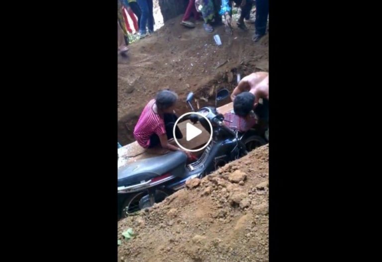 Geger video sepeda motor dikubur bersama peti jenazah ini maksudnya yang mati dibawain motor gitu 2