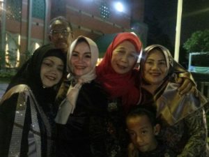 Horor, diam-diam ada yang ikut selfie di foto keluarga ini