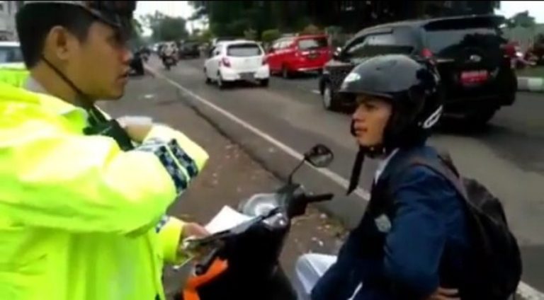 Kena tilang dan ngotot minta surat perintah mahasiswa ini dapat jawaban menohok dari polisi 1