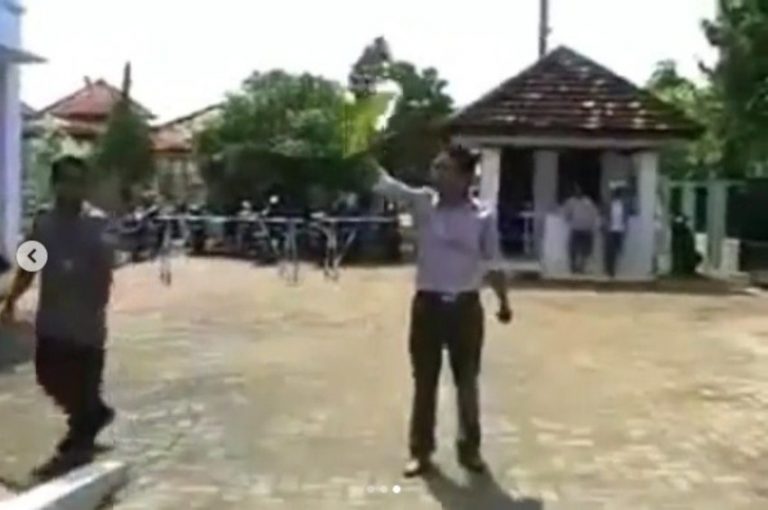 Ngeri Merasa dirugikan dan tidak mendapat keadilan pria ini ngamuk di pengadilan dan lepas ratusan ekor ular kobra