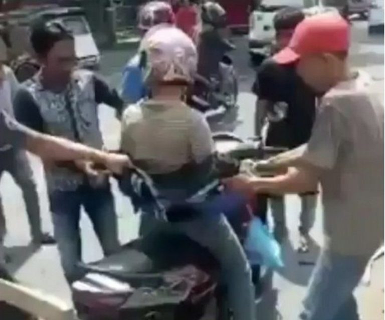 Segerombolan ojek pangkalan ini lakukan aksi anarkis terhadap seorang driver ojol netizen sebut aksi mereka kampungan 2