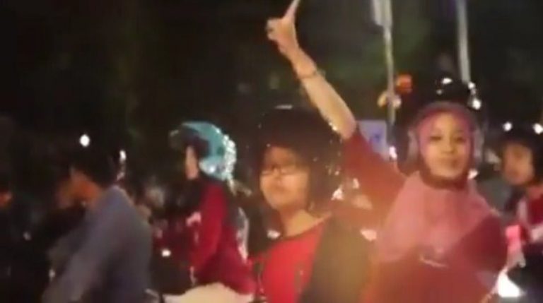 Segerombolan siswa SMA konvoi hingga kotori jalanan kota netizen sebut aksi mereka kampungan 1