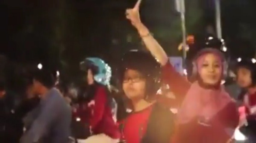 Segerombolan siswa SMA konvoi hingga kotori jalanan kota, netizen sebut aksi mereka kampungan