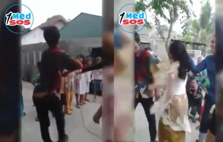 Tercyduk Asyik joget sambil nyawer biduan pria ini ketahuan istrinya 1