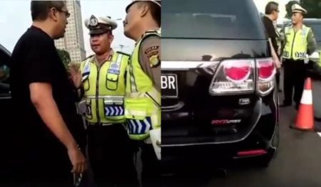 Teriaki polisi yang sedang bertugas dengan sebutan alat kelamin pria tingkah pengendara mobil ini bikin gemas 1