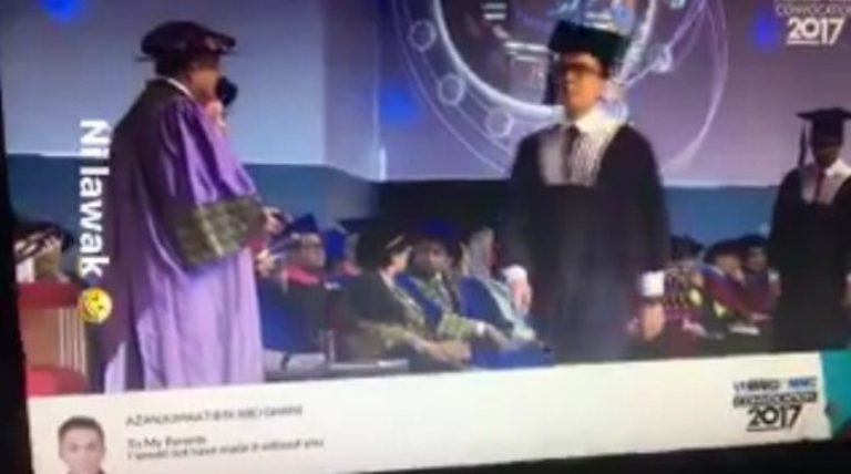 Terkocak Video wisudawan acuhkan rektor dan tanda kelulusan ini bikin ngakak mungkin terlalu percaya diri