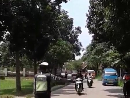 Video penilangan di Bogor ini jadi perbincangan coba perhatikan saat pengendara kedua lewat 2