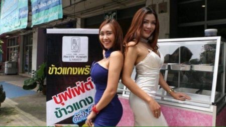 dua wanita cantik pelayan warteg di thailand 4
