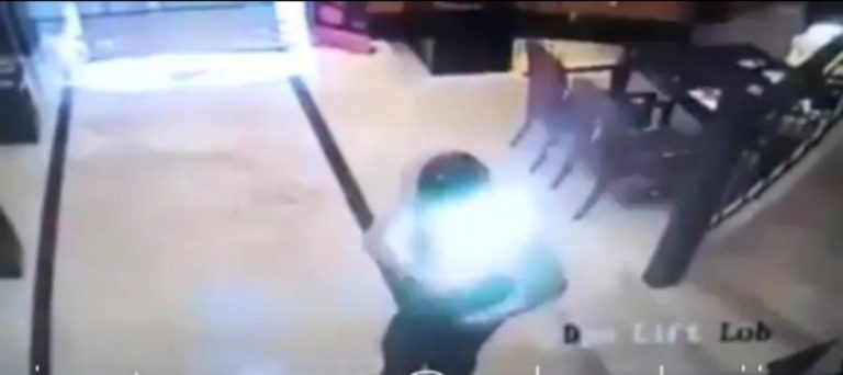 Awalnya mengeluarkan suara aneh pria ini kaget ponsel di saku bajunya tiba tiba meledak 3