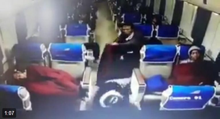 Beredar video pencuri beraksi di kereta begini cara pelaku menggasak tas penumpang min