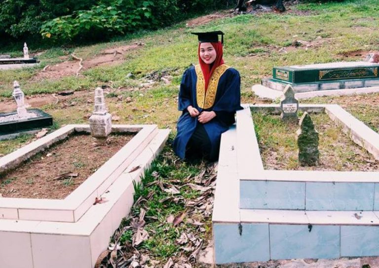 Cerita haru dibalik gadis bertoga foto diantara dua kuburan ditinggal kedua orang tua sampai dianggap gila 1