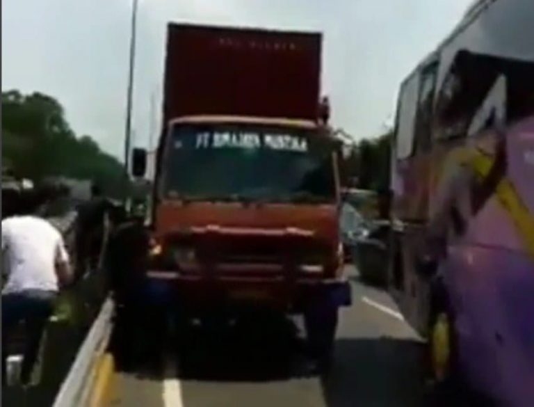 Diduga kendarai mobil ugal ugalan supir truk ini serempet spion bus hingga pecah min 2