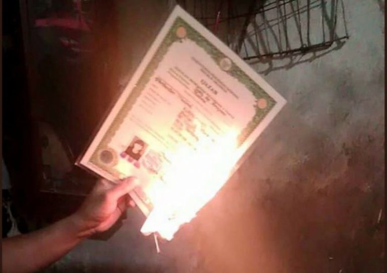 Foto ijazah dibakar ini viral alasannya ternyata gara gara hal ini sekali kali memang perlu di gituin min 3