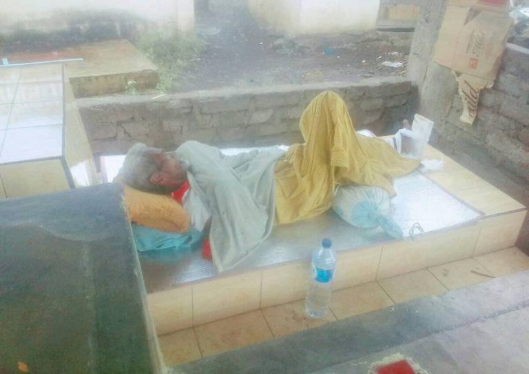 Gak punya rumah kakek korbban tabrak lari ini tidur berselimut handuk beralas tikar di atas pekuburan min