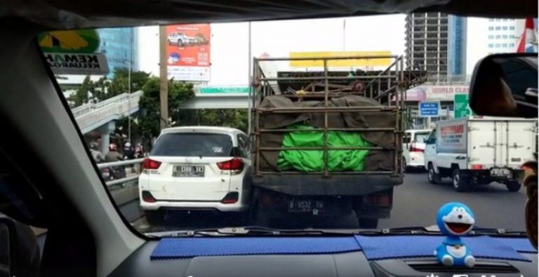 Gara gara gak mau ngalah saat nyerobot antrean di depan pintu tol mobil putih ini alami hal yang bikin pengemudinya menyesal 2