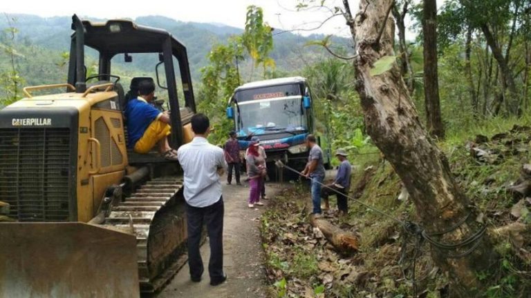 Geger bus pariwisata nyasar di jalan menanjak dan sempit apa iya dibawa terbang makhluk halus 2