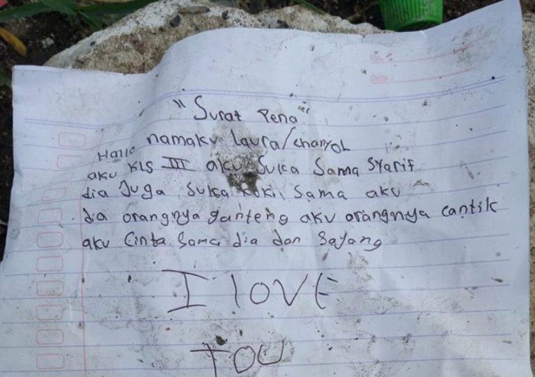 Kids jaman now Baru kelas 3 SD sudah pinter bikin surat cinta ditaruh dalam botol lalu dilempar ke kali