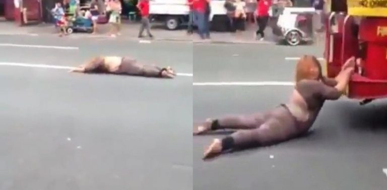 Menari di jalan dengan gemulai hingga terseret mobil aksi wanita ini mirip video klip lagu Chandelier 1