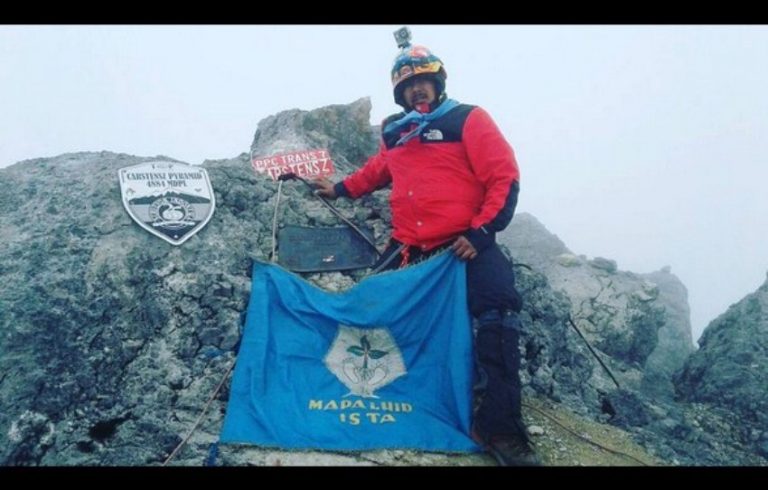 Meninggal di gunung Cartenz pendaki ini disebutkan meninggal seperti tidur nyenyak tanpa beban 6
