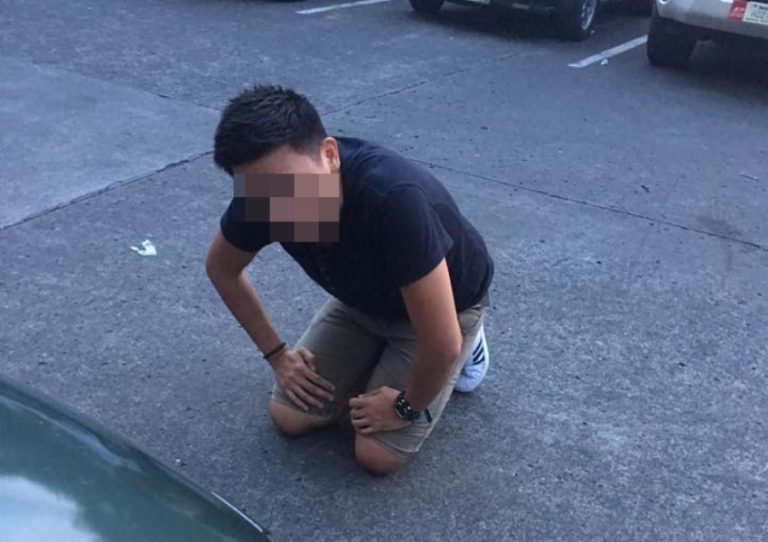 Pacar selingkuh wanita ini suruh kekasihnya berlutut di depan mall sambil mengakui kesalahannya 2