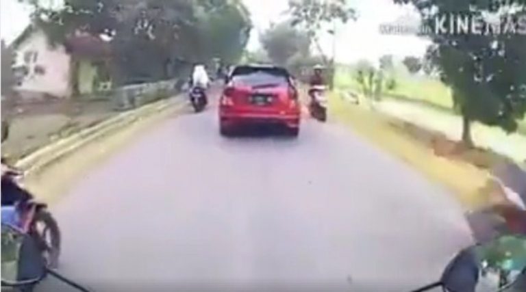 Perhatikan mobil merah ini Gara gara motor pengemudi mobil ini alami kejadian nahas sampai membuatnya shock 6
