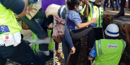 Relakan lututnya diinjak penumpang wanita aksi petugas KRL ini bikin salut