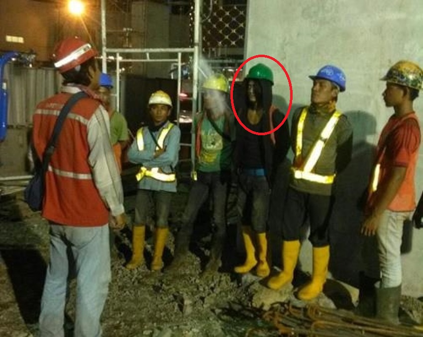 Sereemm! Sosok berhelm hijau ini bikin pekerja merinding, gak ada yang kenal tiba-tiba ikut briefing