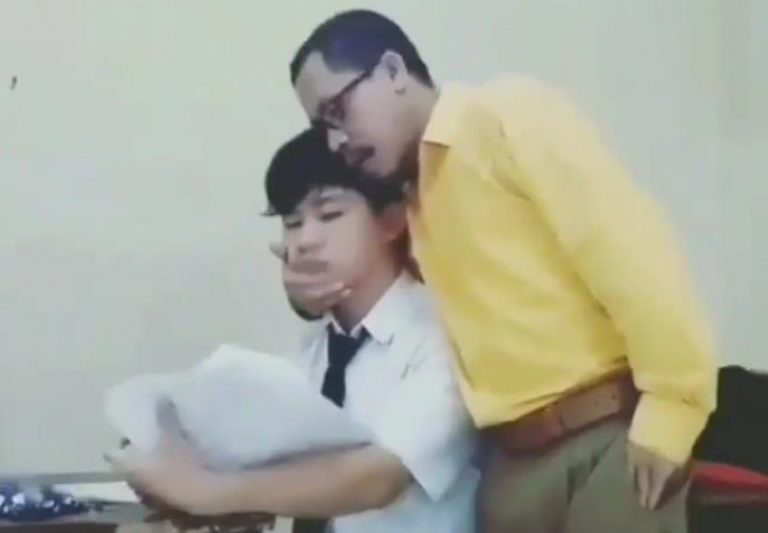 Simak videonya Saking sayangnya sama murid guru ini lakukan hal mesra jangan jangan penyuka sesama jenis min