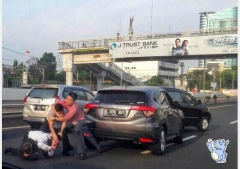 Tak terima mobilnya disalip pengendara lain dua pengemudi ini terlibat perkelahian di tol dalam kota min1 3