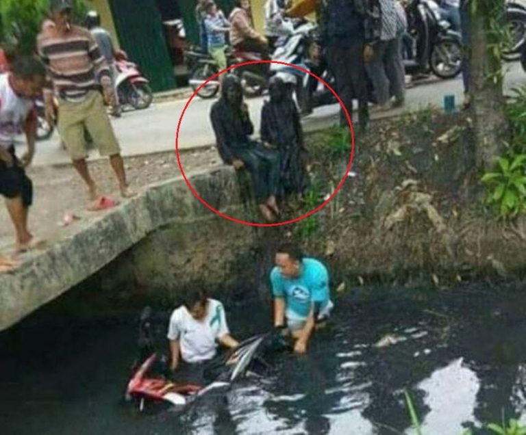 Terapes Melaju di jalanan menaiki motor 2 cewek ini kecebur sungai dan badannya berubah warna jadi seperti ini min