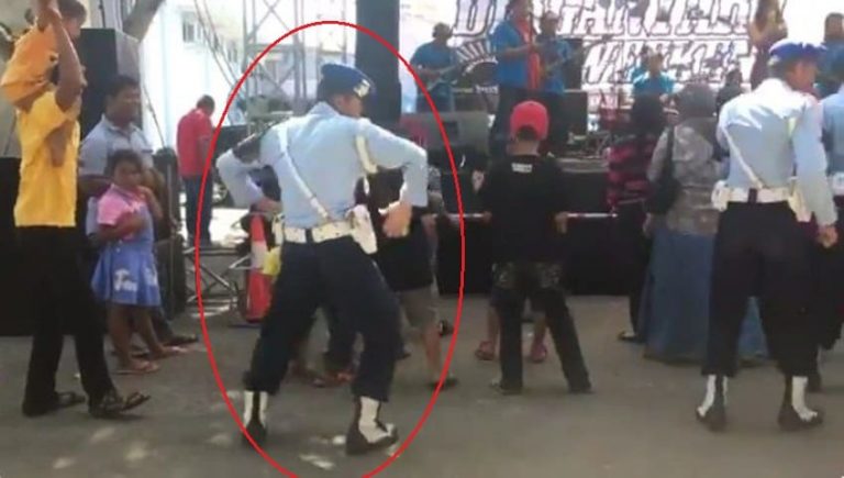 Tercyduk Anggota POMAU ini terekam kamera tengah asyik joget dangdut jangan kasih kendor pak min 1