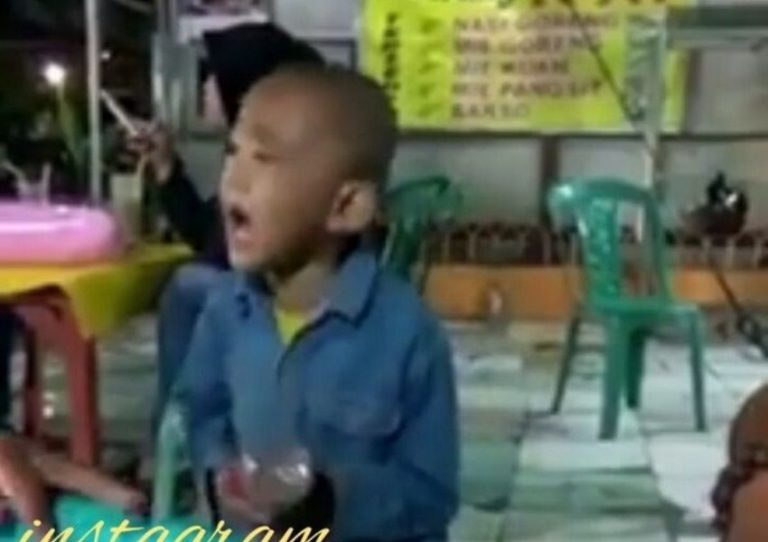 Terkocak Totalitas saat bernyanyi lirik lagu yang dibawakan pengamen cilik ini bikin ngakak 2
