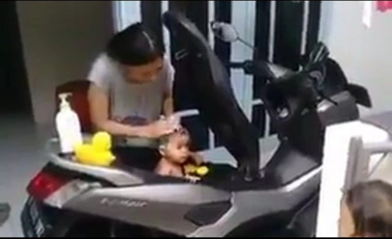 Terlalu kreatif Mamah muda ini sulap bagasi motor jadi bak mandi anak memang the power of emak emak