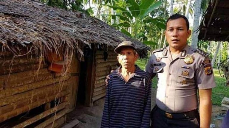 Termulia Polisi ini rela jual motor kesayangan demi buatkan rumah untuk kakek miskin min 1