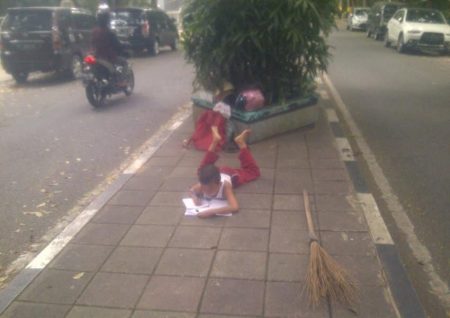 Tunggu orang tua selesai kerja sambil kerjakan tugas sekolah di trotoar semangat belajar anak ini bikin salut min1 1