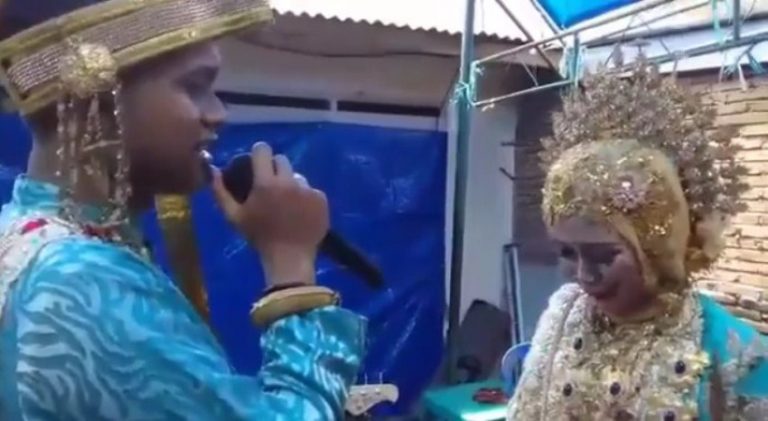 Ungkapkan rasa cinta lewat lagu aksi romantis pengantin pria saat resepsi ini bikin baper 8