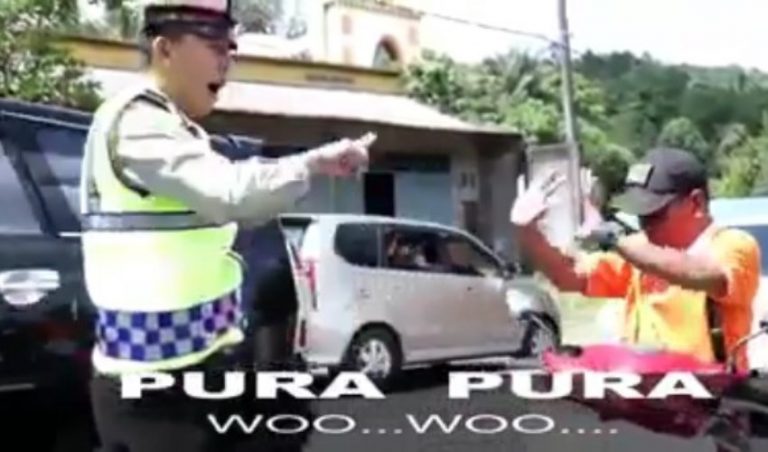 Berusaha lolos dari razia pengendara motor ini pura pura bisu endingnya bikin ngakak