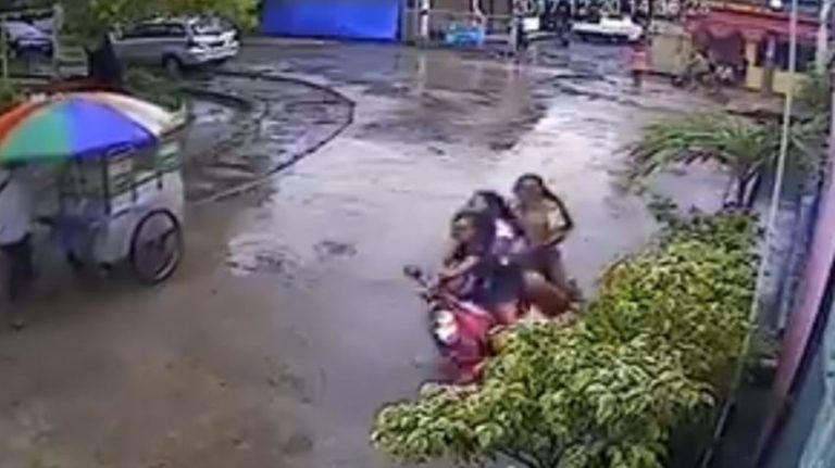 Bonceng tiga ngebut di tikungan dan gak pakai helm video 3 remaja nyungsep di tikungan ini viral