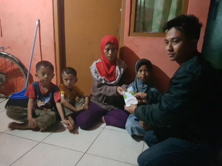 Demi cukupi kebutuhan sehari hari bocah di Cikampek jual gorengan dan es krim sepulang sekolah