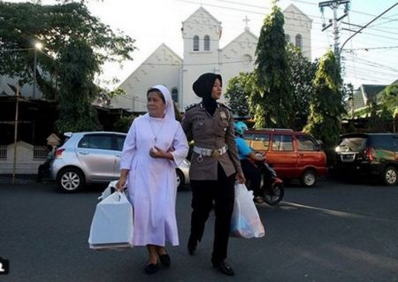 Foto polwan berhijab tuntun biarawati sebrangi jalan di Solo ini viral bikin adem lihatnya 1