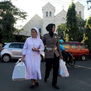 Foto polwan berhijab tuntun biarawati sebrangi jalan di Solo ini viral, bikin adem lihatnya