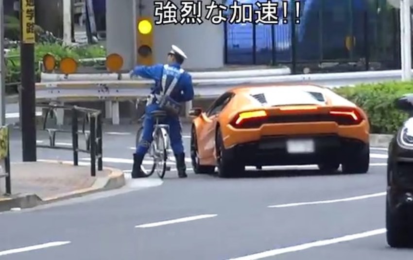 Luar biasa, polisi ini sanggup kejar dan hentikan Lamborghini hanya dengan menggunakan sepeda ontel