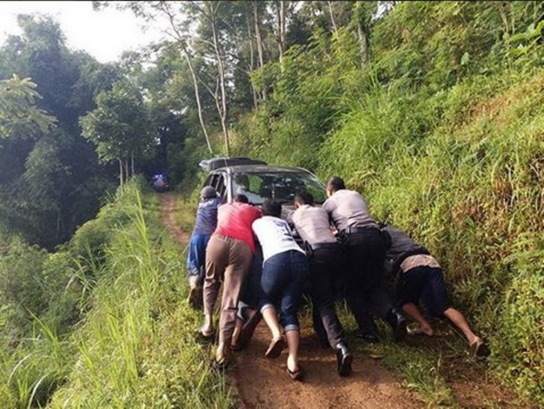 Maksud hati ingin sampai lebih cepat wisatawan ini malah dibuat tersesat dengan aplikasi peta di smartphone